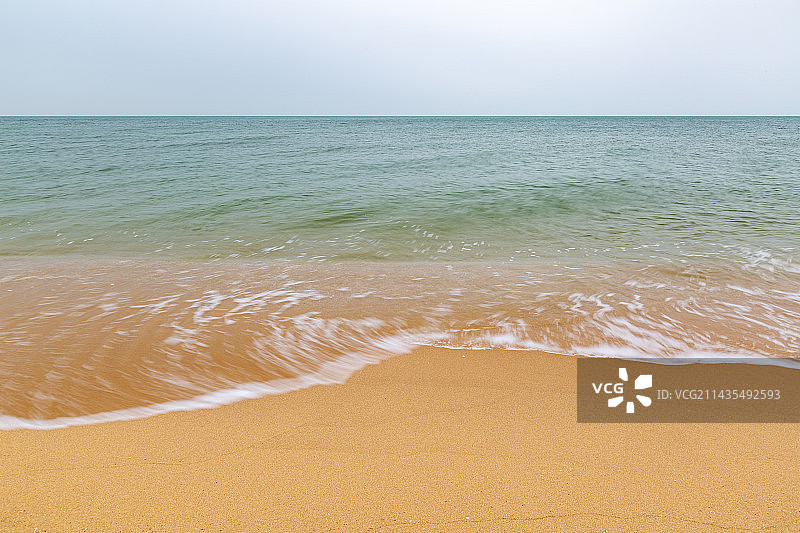 广西防城港白沙湾的沙滩和海浪图片素材