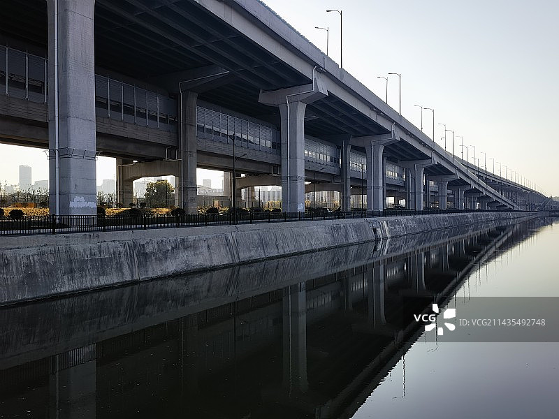 高架桥水中倒影图片素材