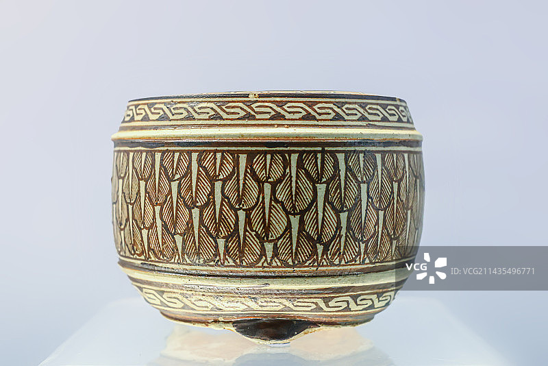 吉州窑白地褐花叶纹三足炉图片素材