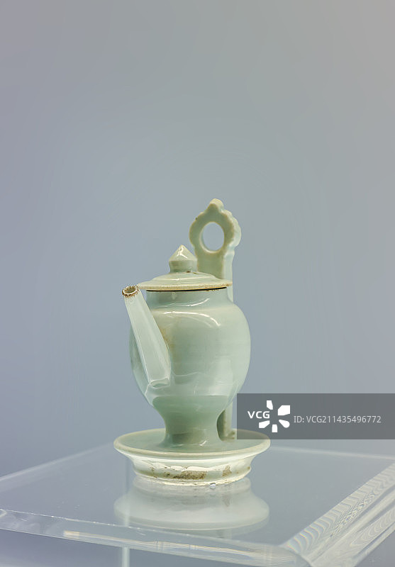 景德镇窑青白釉方执壶图片素材