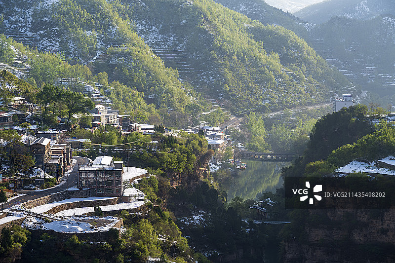 春雪后太行山平顺县寺头乡井底村图片素材