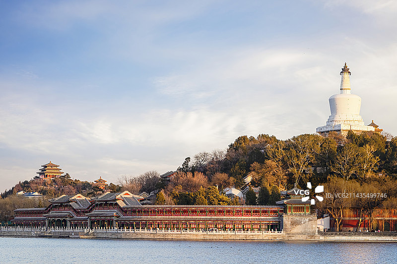 阳光下的北京北海公园白塔和景山公园万春亭图片素材