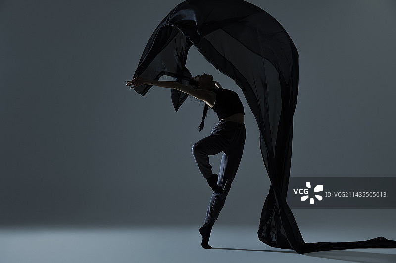 现代舞：美女舞者与黑色薄纱图片素材