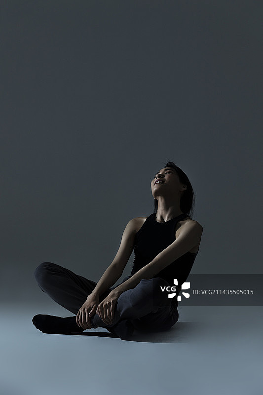 美女舞者坐在地上嬉戏图片素材