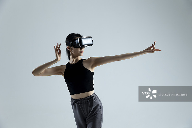 美女舞者戴着VR智能眼镜跳现代舞图片素材