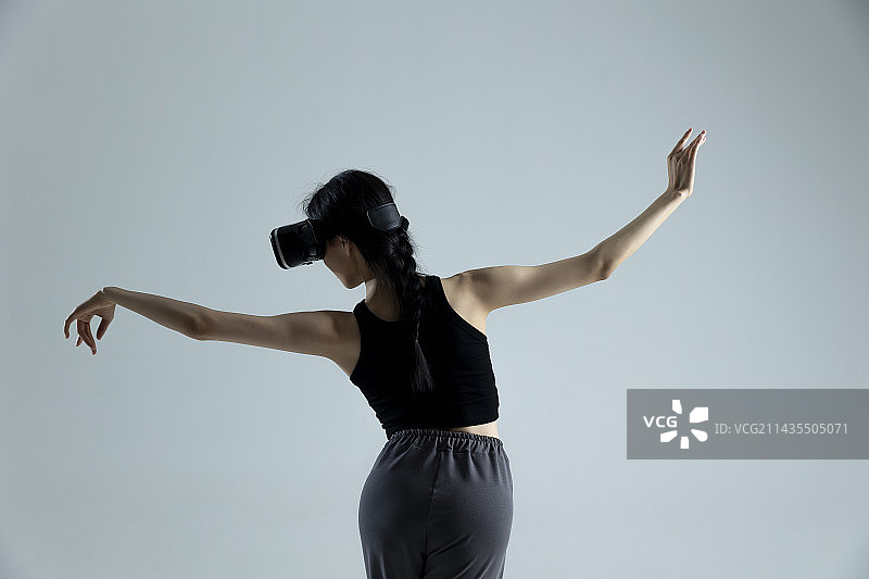 美女舞者戴着VR智能眼镜跳现代舞图片素材