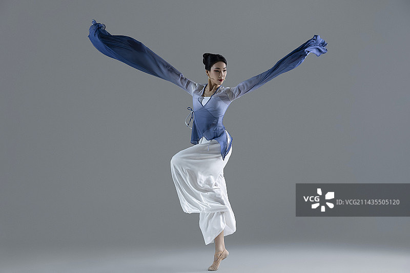 中国风古典舞：古装美女舞者跳水袖舞图片素材