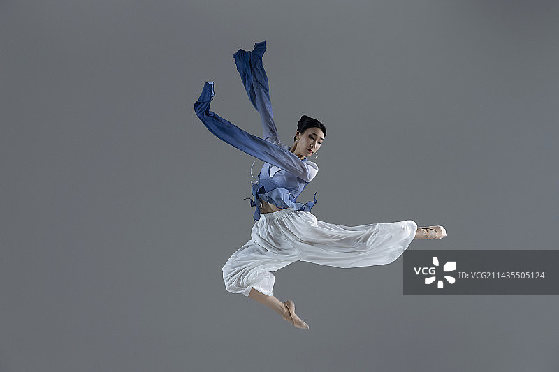 中国风古典舞：古装美女舞者跳水袖舞图片素材