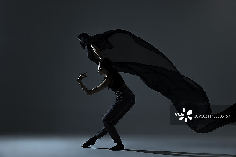 现代舞：美女舞者与黑色薄纱图片素材