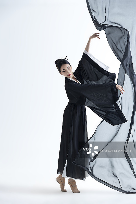 中国水墨古典舞：古装美女舞者与黑色薄纱图片素材
