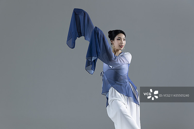 中国风古典舞：古装美女舞者跳水袖舞图片素材