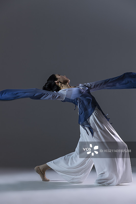中国风古典舞：美女舞者跳水袖舞图片素材