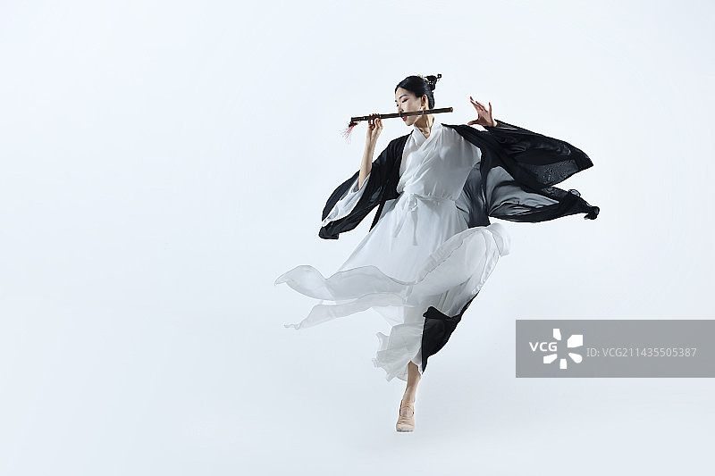 中国风古典舞：古装美女舞者跳笛子舞图片素材