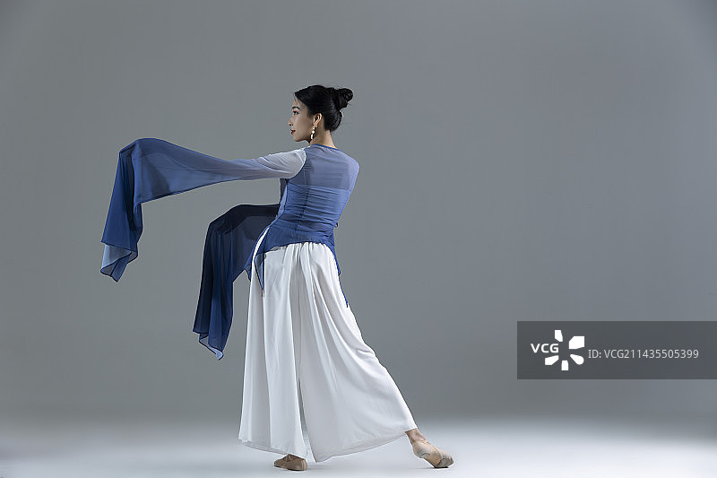 中国风古典舞：古装美女舞者跳水袖舞图片素材