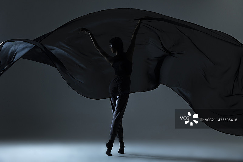 现代舞：美女舞者与黑色薄纱图片素材