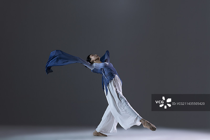 中国风古典舞：美女舞者跳水袖舞图片素材