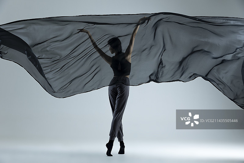 现代舞：美女舞者与黑色薄纱图片素材