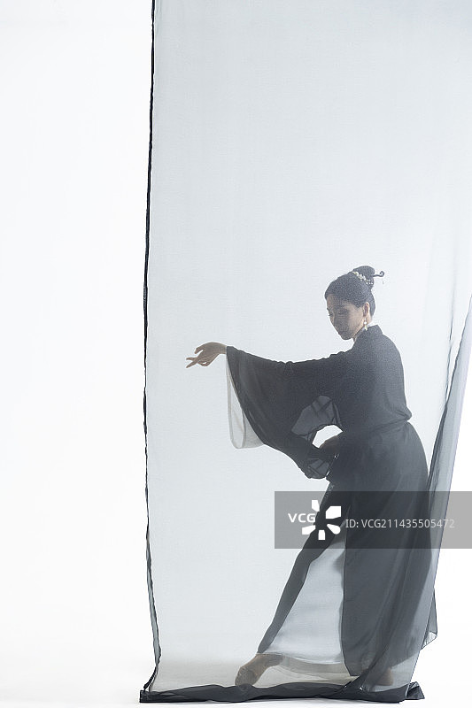 中国水墨古典舞：古装美女舞者与黑色薄纱图片素材