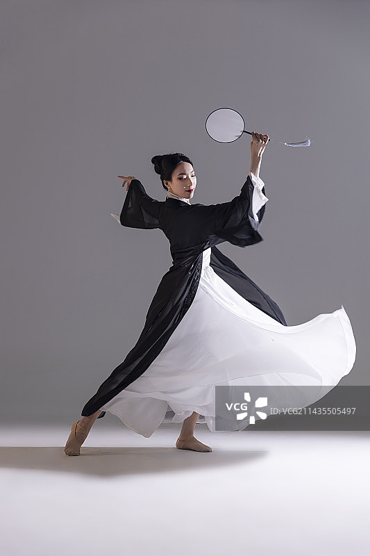 中国水墨团扇古典舞：古装美女舞者与团扇图片素材