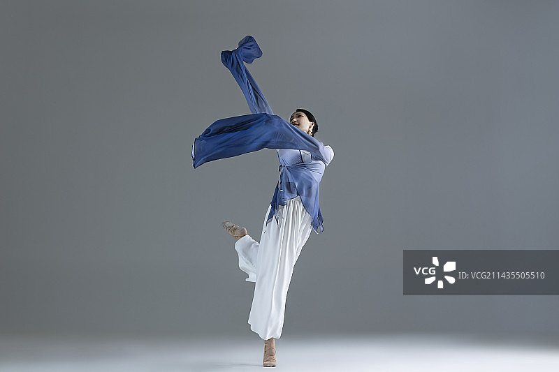 中国风古典舞：古装美女舞者跳水袖舞图片素材