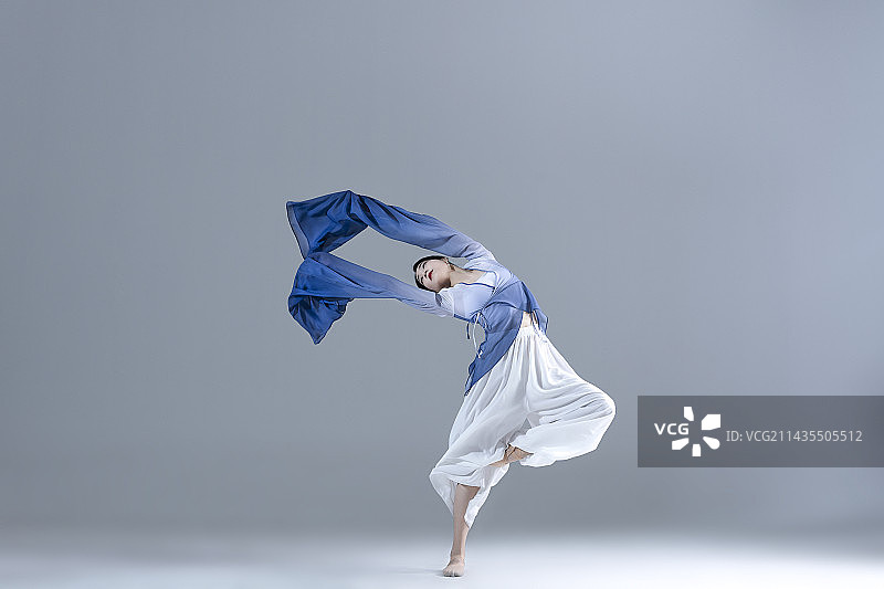 中国风古典舞：古装美女舞者跳水袖舞图片素材