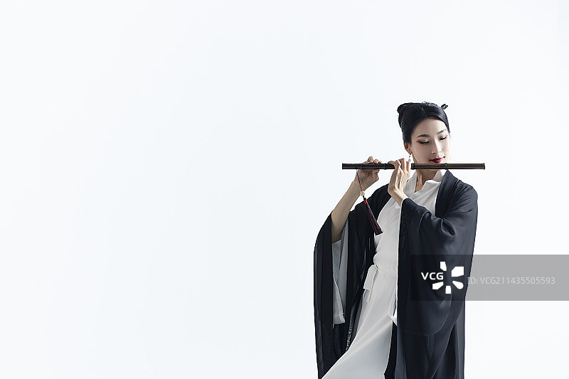 中国风古典舞：古装美女舞者跳笛子舞图片素材