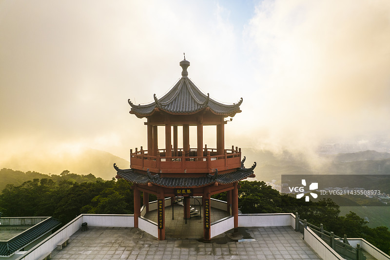 深圳梧桐山凤凰台凤凰阁云雾缭绕山林亭子图片素材