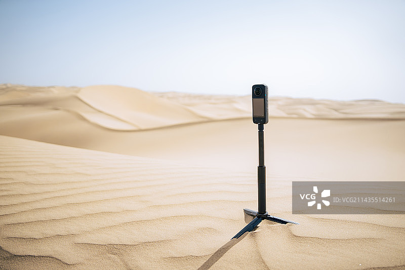 沙漠中的insta360X3图片素材