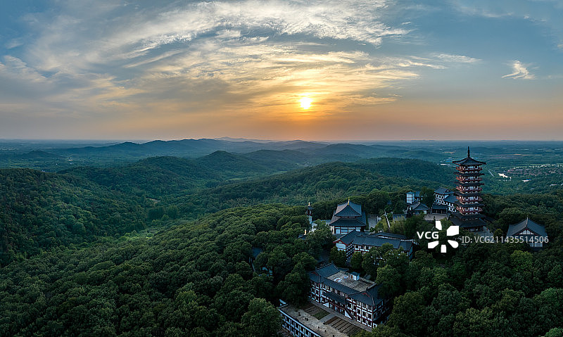 夕阳下的西庐寺图片素材