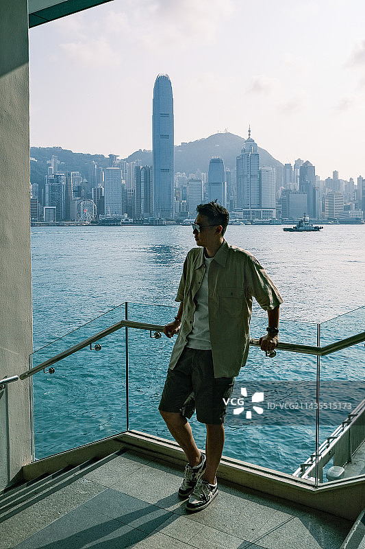 香港尖沙咀海港城 倚靠在室外栏杆上的男子图片素材