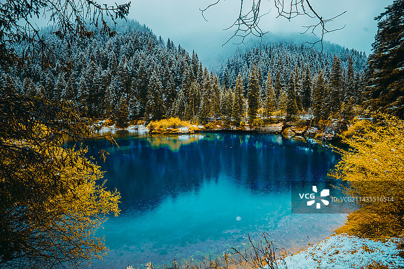 矿泉水沟图片素材