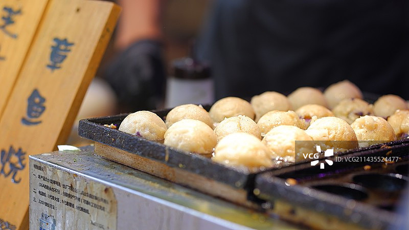 市场摊位出售食品章鱼烧特写图片素材