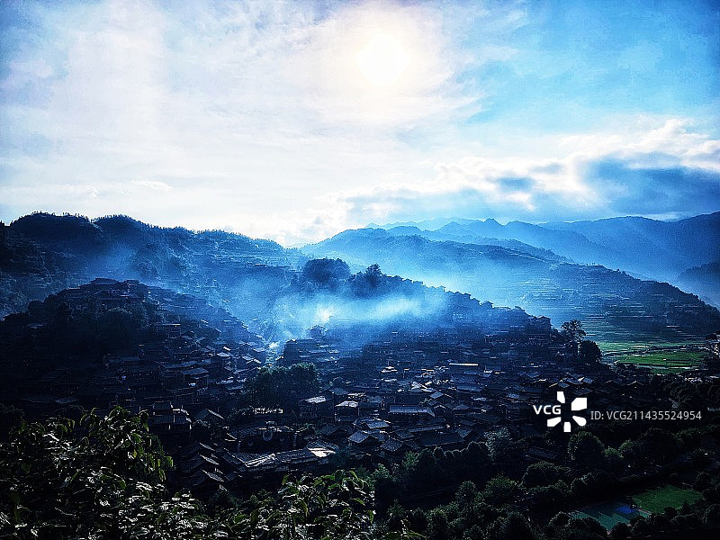 晨曦中的千户苗寨图片素材