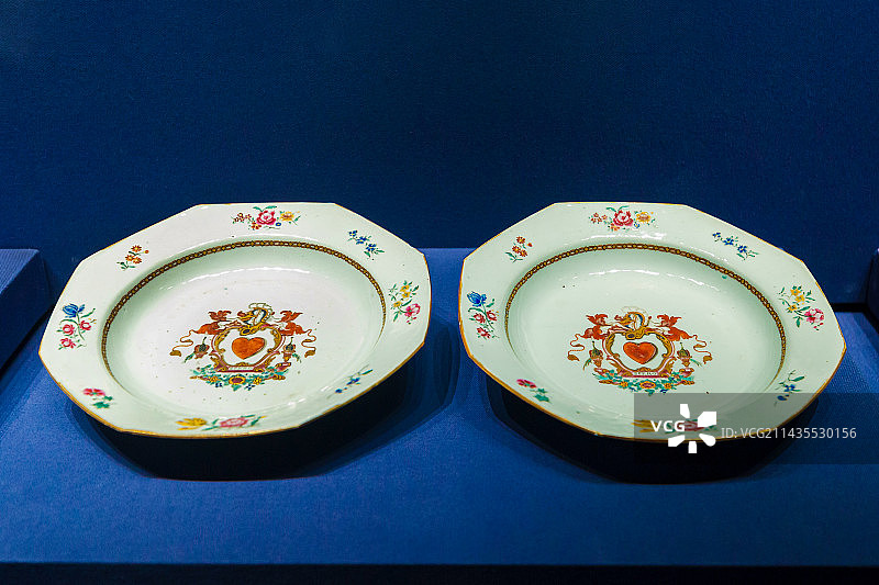 广州文化馆新馆广彩，绘徽章纹八角盘，清乾隆图片素材