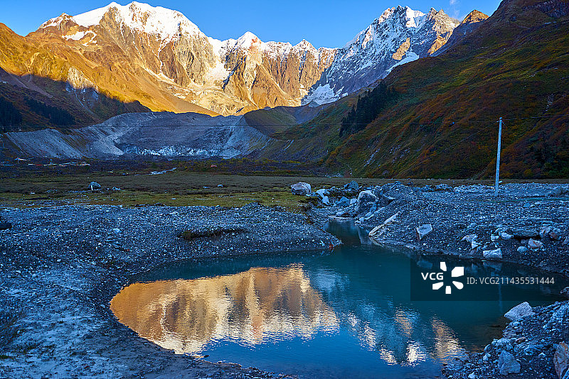 清晨墨脱嘎隆拉雪山图片素材