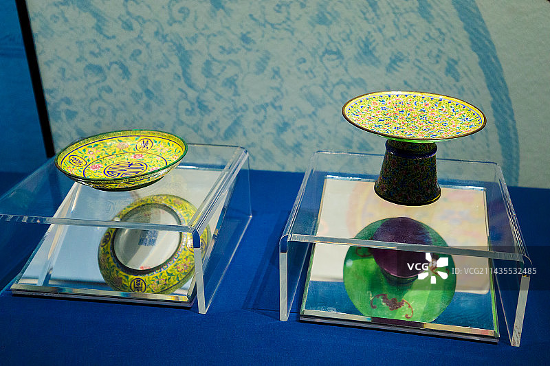 广州文化馆新馆画珐琅，黄地缠枝，卉纹万寿无疆小盘，花葫芦纹高足盘，清乾隆图片素材