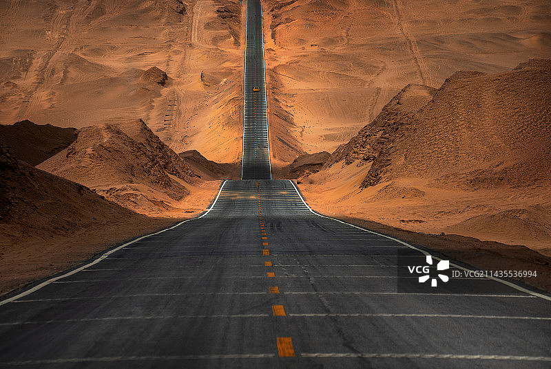 勇闯柴达木图片素材