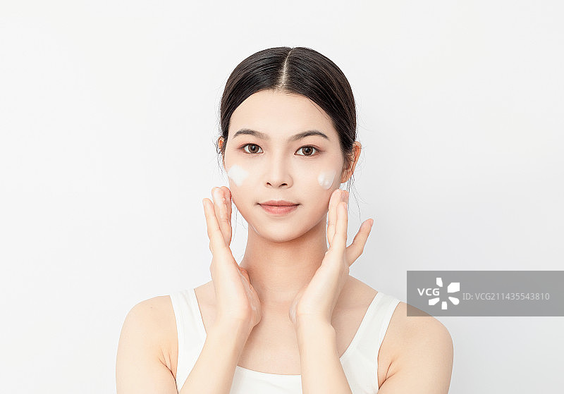 一名用洗面奶洗脸的中国美女图片素材