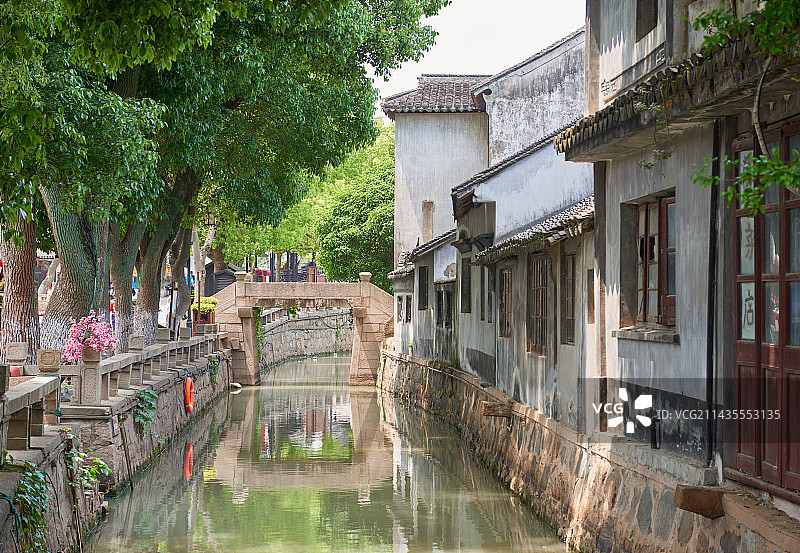 江苏甪直古镇的一座石桥以及两边的古老建筑和安静的河水图片素材