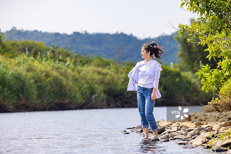 站在湖边全身像的女人图片素材