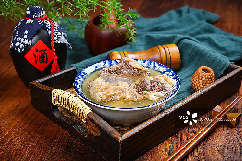 滋补美味汤菜美食煮大牛骨汤图片素材