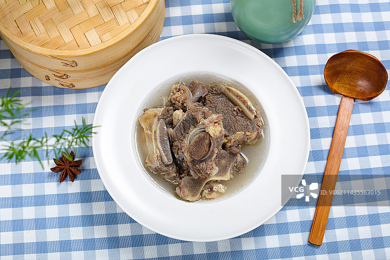 滋补美味汤菜美食煮大牛骨汤图片素材