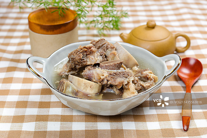 滋补美味汤菜美食煮大牛骨汤图片素材