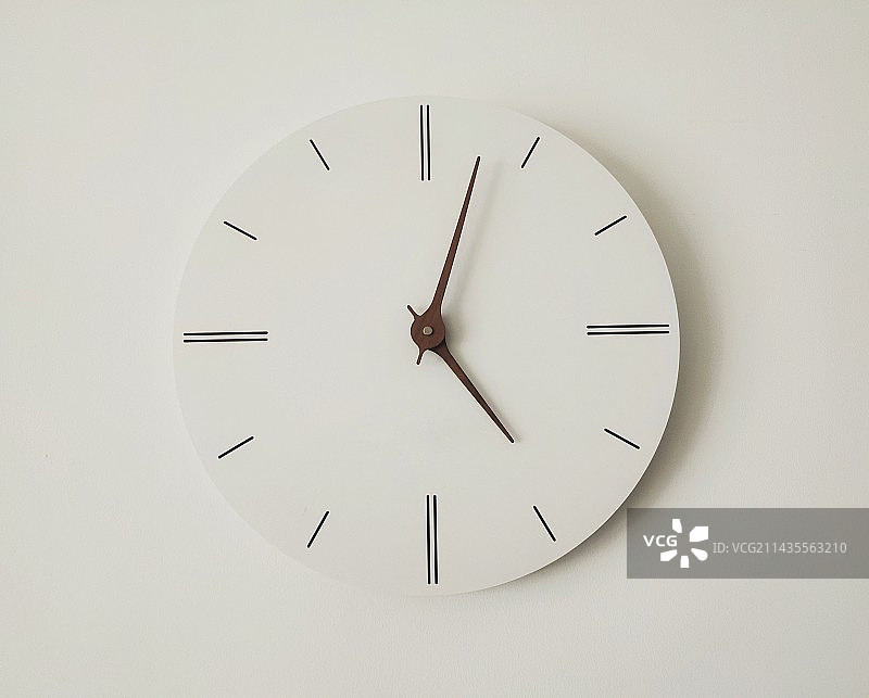 白色背景钟表特写镜头图片素材