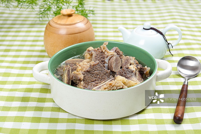 滋补美味家常菜清炖牛骨头牛肉汤图片素材