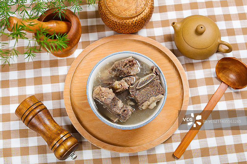 滋补美味家常菜清炖牛骨头牛肉汤图片素材