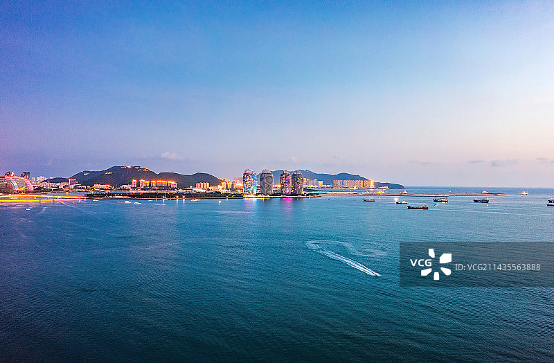 海南岛三亚市天涯区三亚湾地标建筑凤凰岛 蓝调时刻航拍图片素材