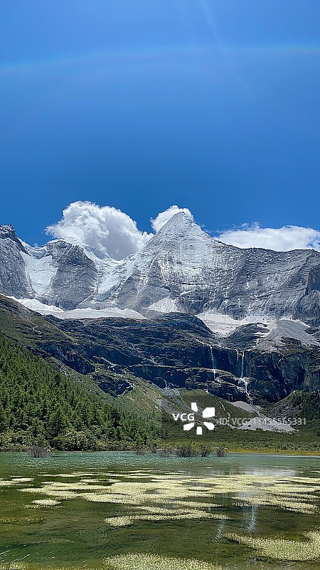 白雪皑皑的雪山与空无一人的草原图片素材