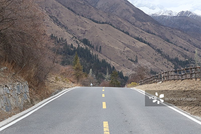 四姑娘山之路图片素材