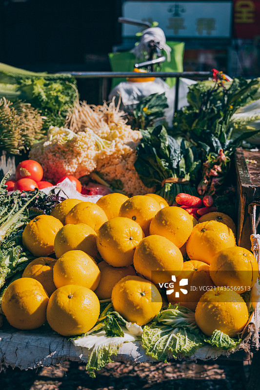 市场摊位出售多彩的蔬菜水果特写图片素材